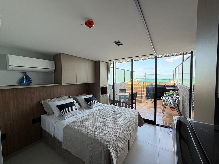 Cobertura com piscina privativa e vista mar