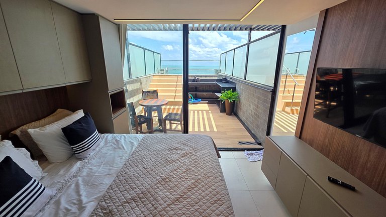 Cobertura com piscina privativa e vista mar