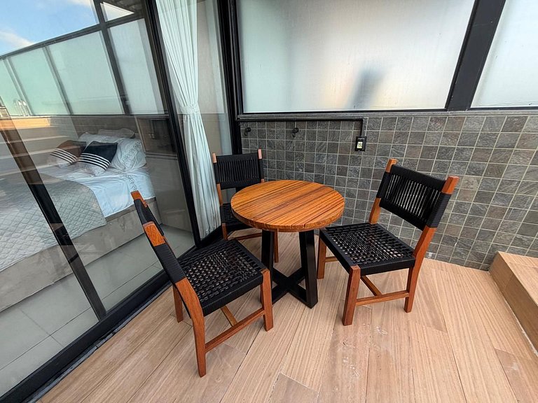 Cobertura com piscina privativa e vista mar