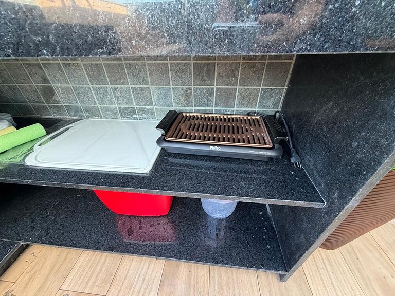 Cobertura com piscina privativa e vista mar