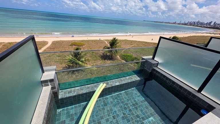Cobertura com piscina privativa e vista mar