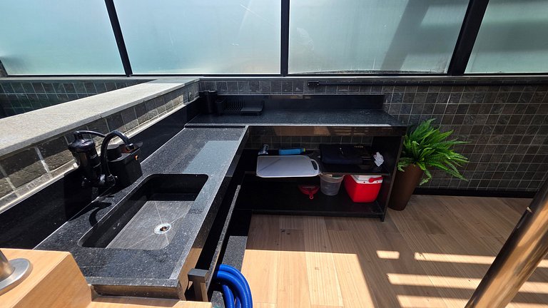 Cobertura com piscina privativa e vista mar