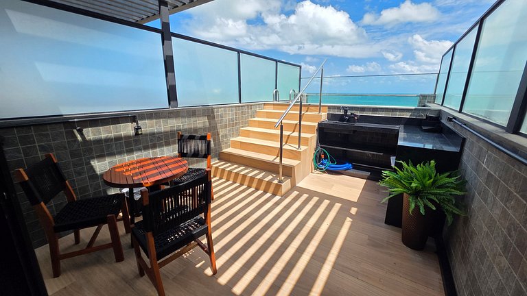 Cobertura com piscina privativa e vista mar