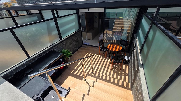 Cobertura com piscina privativa e vista mar