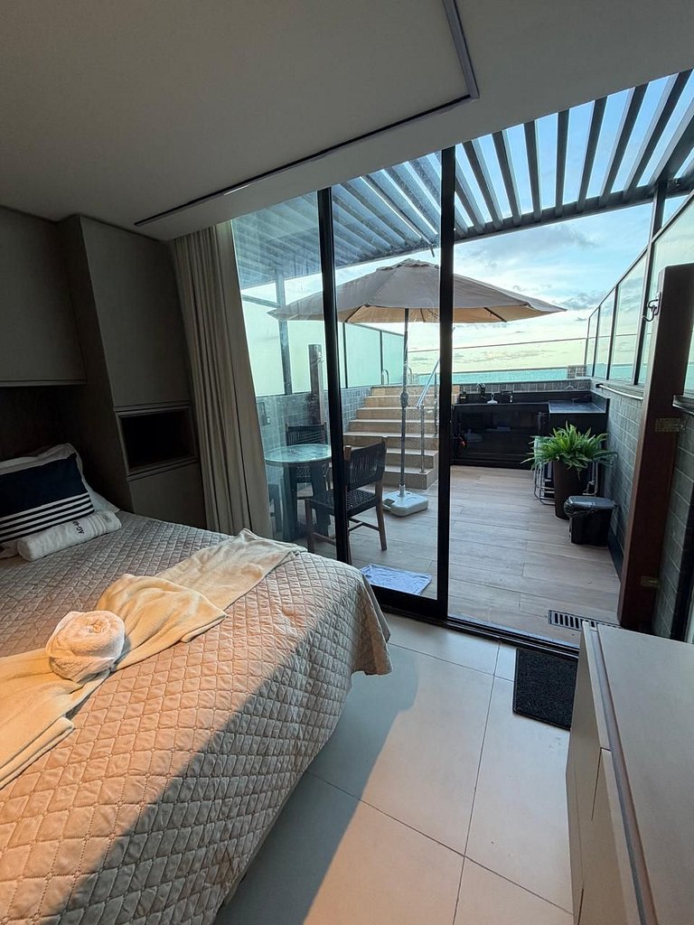 Cobertura com piscina privativa e vista mar