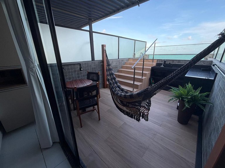 Cobertura com piscina privativa e vista mar