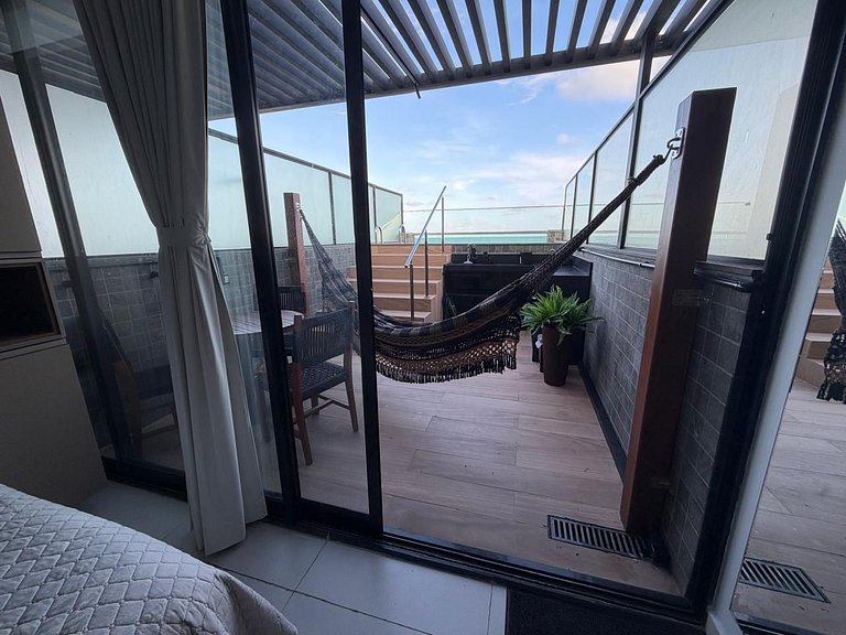 Cobertura com piscina privativa e vista mar